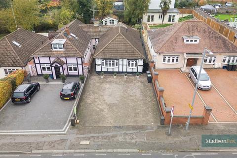 3 bedroom bungalow for sale, Manor Road, Essex IG7