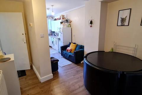 3 bedroom flat to rent, St. Mary Road, London E17