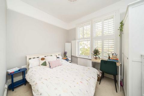 4 bedroom flat to rent, Moring Road, London SW17