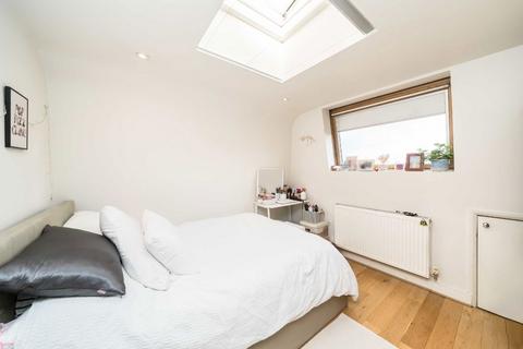 4 bedroom flat to rent, Moring Road, London SW17