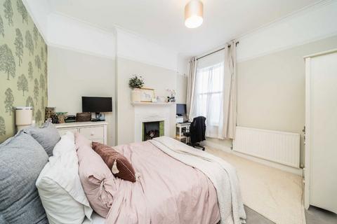 4 bedroom flat to rent, Moring Road, London SW17