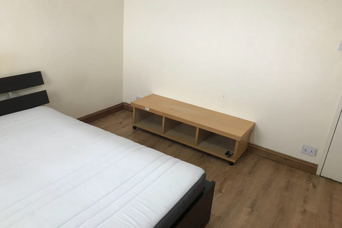 1 bedroom in a flat share to rent, Harts Lane, Barking IG11