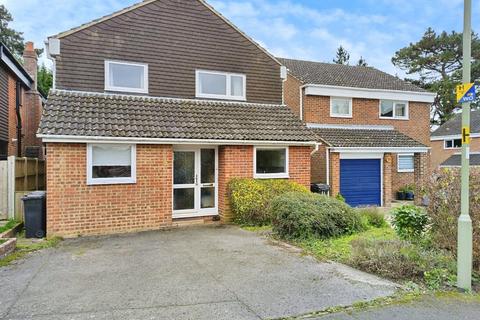 5 bedroom detached house to rent, St. Swithun Close, Bishops Waltham