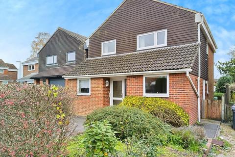 5 bedroom detached house to rent, St. Swithun Close, Bishops Waltham