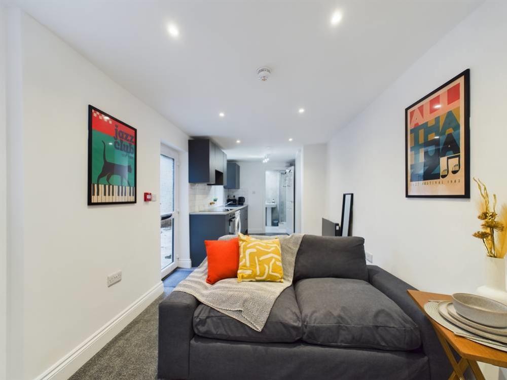 CAM01740 G0-PR0326-STILL016-thumbnail-h750-70