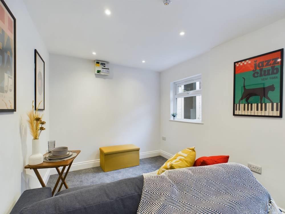 CAM01740 G0-PR0326-STILL011-thumbnail-h750-70