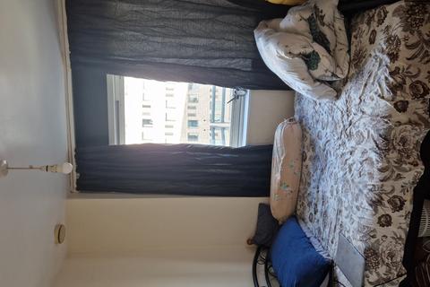 2 bedroom apartment to rent, Gerry Raffles Square, London, E15