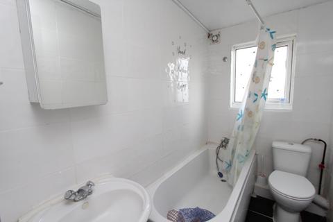 1 bedroom flat to rent, 13 Broomhill Road , 13D Broomhill Rd, Ilford, IG3