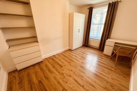 4 bedroom maisonette to rent, St. John's Way, London N19