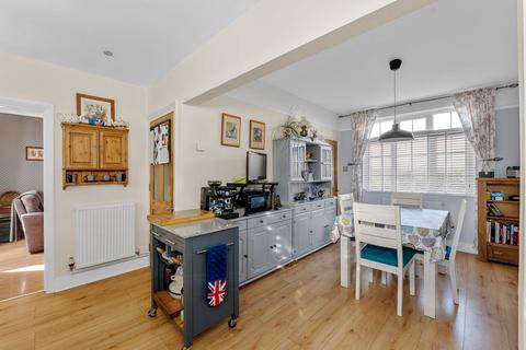 2 Wellington Road, Caterham, CR3 5NS