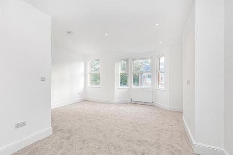 2 bedroom flat to rent, Latham Road, Twickenham, TW1