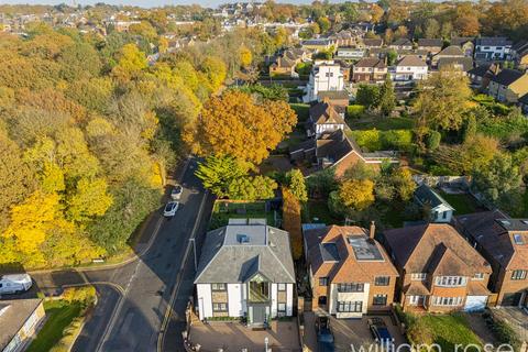 5 bedroom detached house to rent, Brancepeth Gardens, Buckhurst Hill IG9