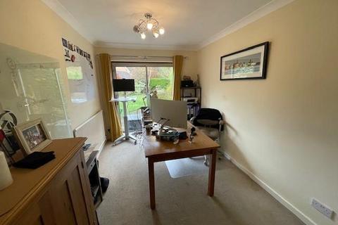 4 bedroom detached house to rent, Woodlands Drive, Thelwall