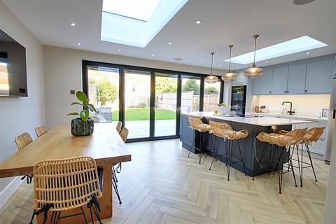 99 Thamesdale, London Colney, St Albans, AL2 1TB