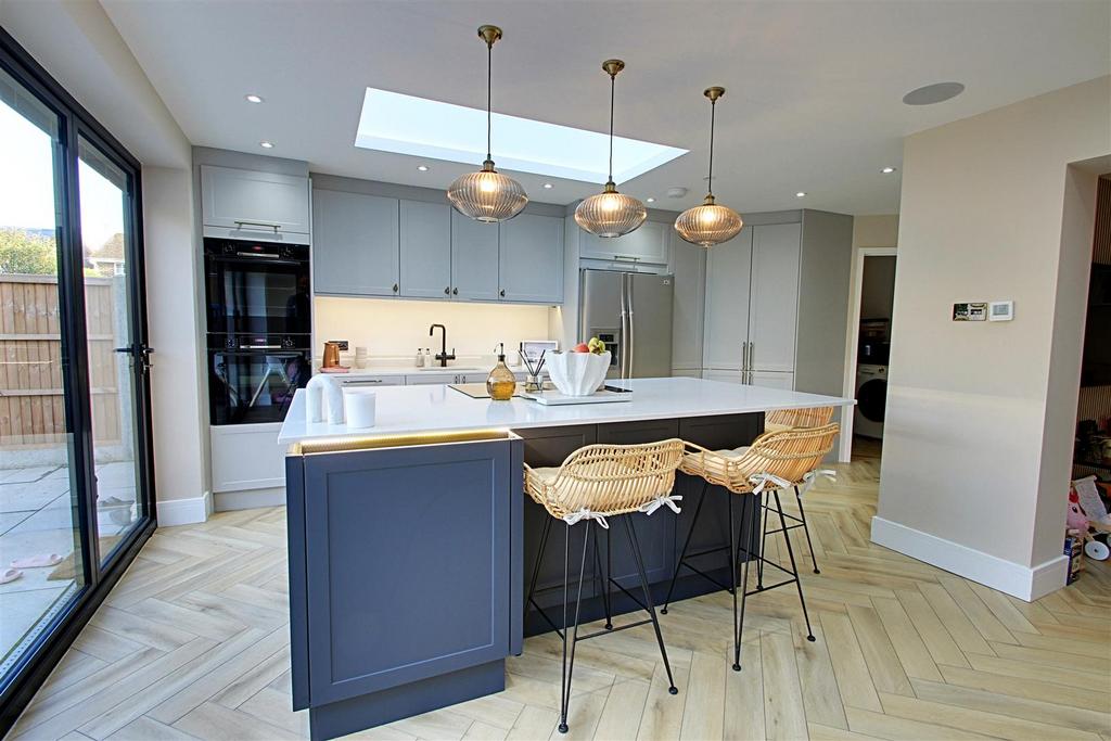Kitchen 2.jpg