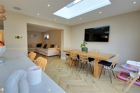 99 Thamesdale, London Colney, St Albans, AL2 1TB