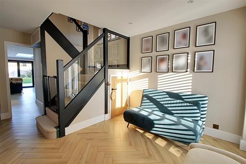 99 Thamesdale, London Colney, St Albans, AL2 1TB