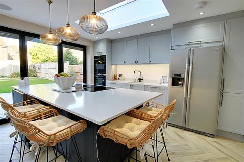99 Thamesdale, London Colney, St Albans, AL2 1TB