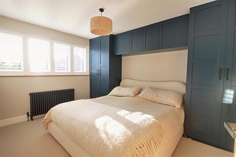99 Thamesdale, London Colney, St Albans, AL2 1TB
