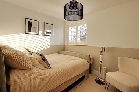 99 Thamesdale, London Colney, St Albans, AL2 1TB