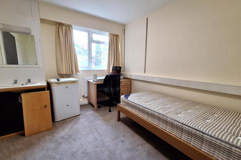 1 bedroom in a house share to rent, Room 13 Martindale Court