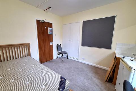 1 bedroom in a house share to rent, Room 13 Martindale Court