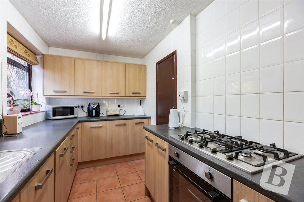 https://media.onthemarket.com/properties/16152825/1519003603/image-20-1024x1024.jpg