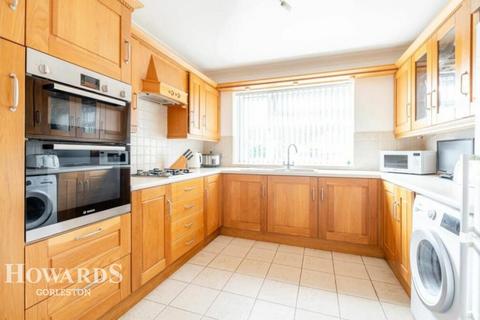 3 bedroom detached house for sale, Holly Avenue, Bradwell