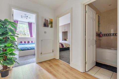 2 bedroom flat for sale, Princess Park Manor,  London,  N11,  N11