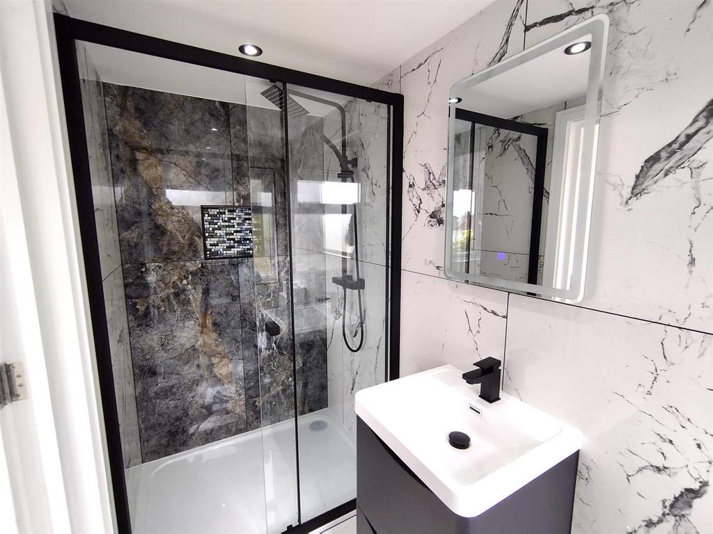Bathroom 4 On-suite.jpeg