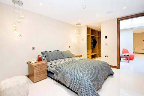 2 bedroom flat to rent, RUTLAND GATE, London, SW7