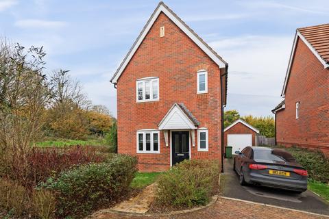 3 bedroom detached house to rent, Rowden Way, Hampshire GU34