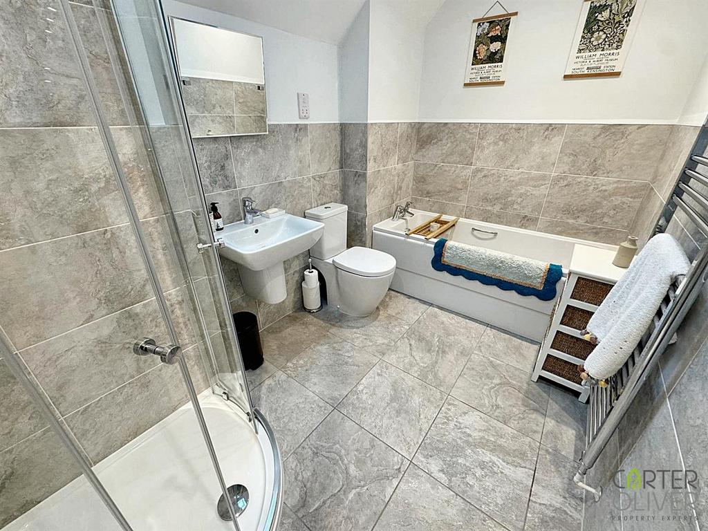 Family bathroom (front)