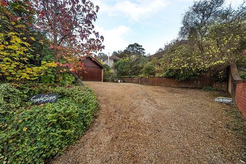 4 bedroom bungalow for sale, Honeysuckle Lane, Hampshire GU35