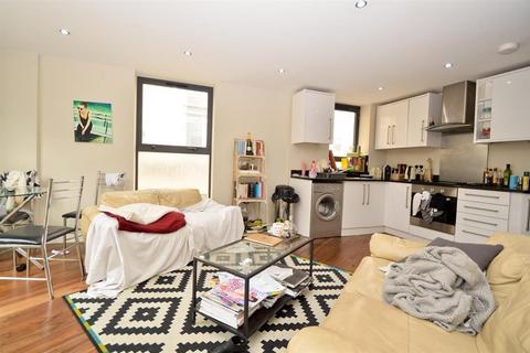 3 bedroom apartment to rent, Richmond Road, London Fields, E8