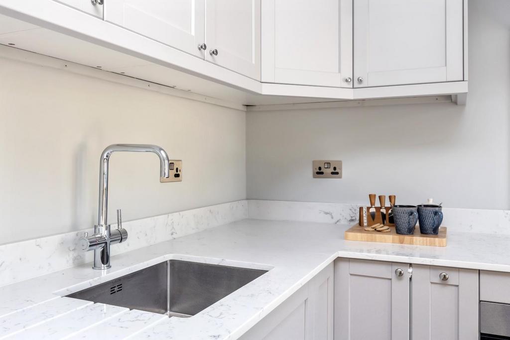 Warren Road,kitchen 2 - Copy.jpg