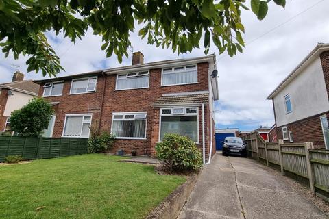 3 bedroom semi-detached house for sale, Headington Close, Gorleston