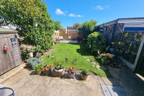 3 bedroom semi-detached house for sale, Headington Close, Gorleston