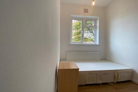 1 bedroom in a house share to rent, London SW16