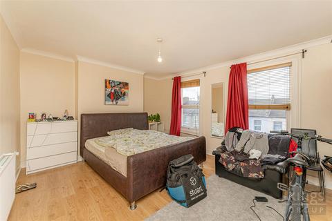 3 bedroom flat for sale, North Grove, London