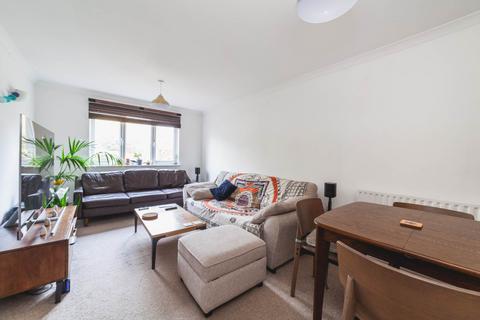 2 bedroom flat to rent, Courland Grove