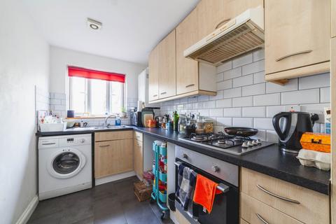 2 bedroom flat to rent, Courland Grove