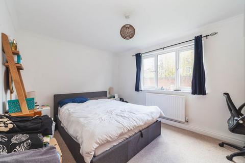 2 bedroom flat to rent, Courland Grove