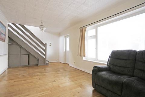 4 bedroom semi-detached house to rent, Swanbourne Drive, Hornchurch, RM12