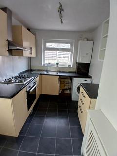 2 bedroom end of terrace house to rent, Standale Crescent, Pudsey, LS28 7JG