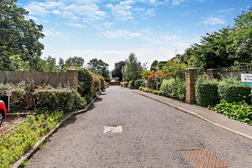 Hollis Court