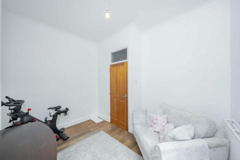 2 bedroom flat to rent, Buckingham Road, London N22