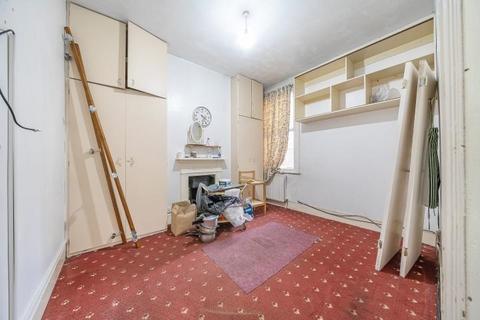 2 bedroom flat for sale, Avarn Road, London, SW17