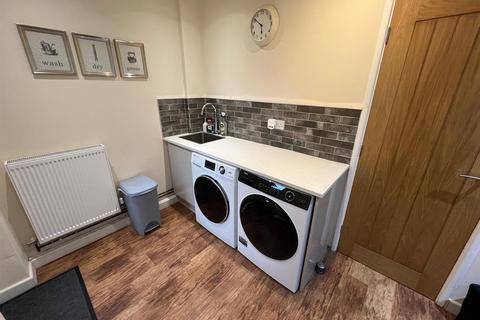 77 Planks Lane, Wombourne, Wolverhampton, WV5 8DX