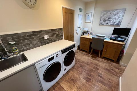 77 Planks Lane, Wombourne, Wolverhampton, WV5 8DX